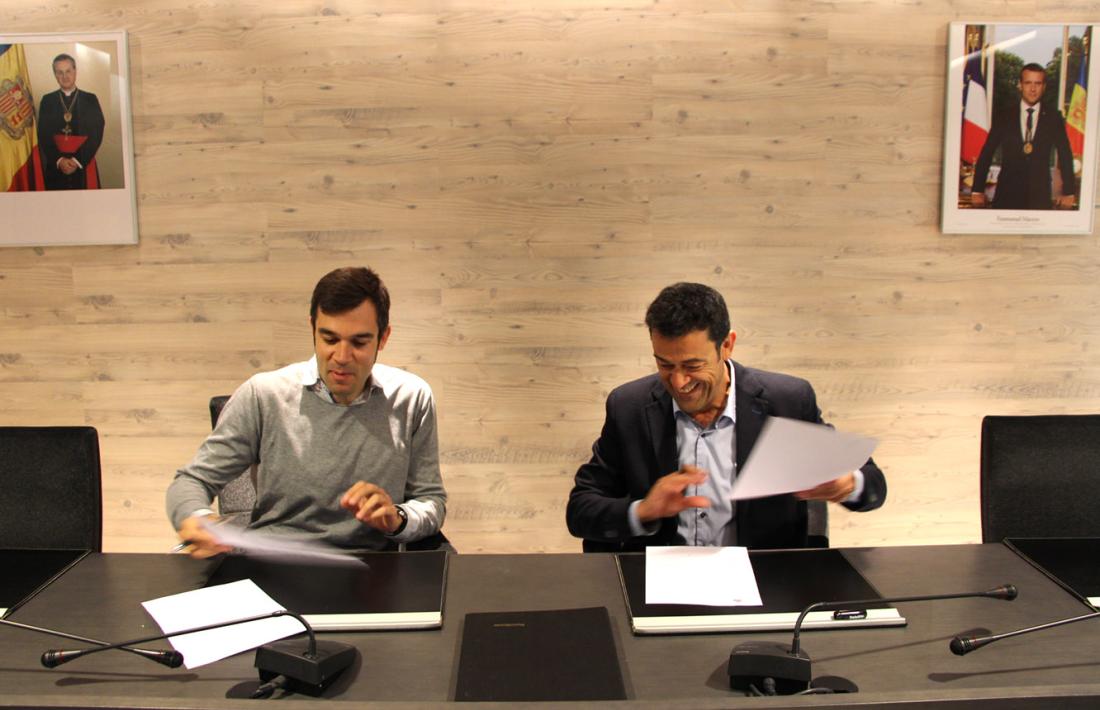 El cònsol major d’Ordino, Josep Àngel Mortés, i el director de Nord Andorrà, David Forné, durant la signatura del conveni.
