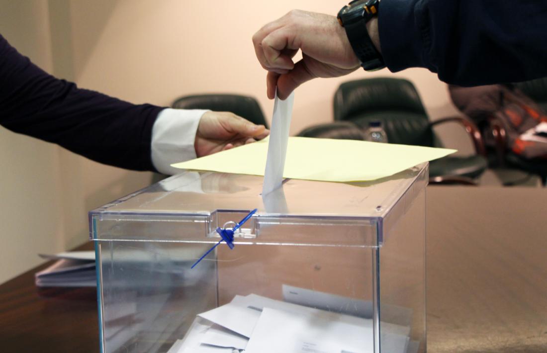 Un ciutadà exercint el seu dret a vot, al consolat espanyol.