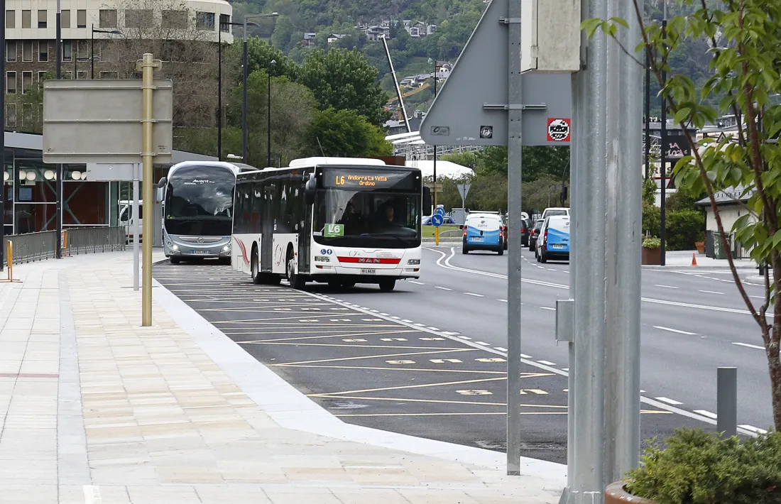 La parada d'autobús de davant l'ENA, inici i final de trajecte de les línies L2, L4, L5 i L6.