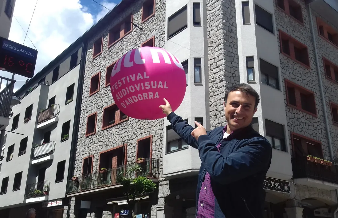 Mas, a la plaça Guillemó, amb un dels inflables que aquests dies gegants han aparegut als carrers del centre històric de la capital per promocionar l'Ull Nu.