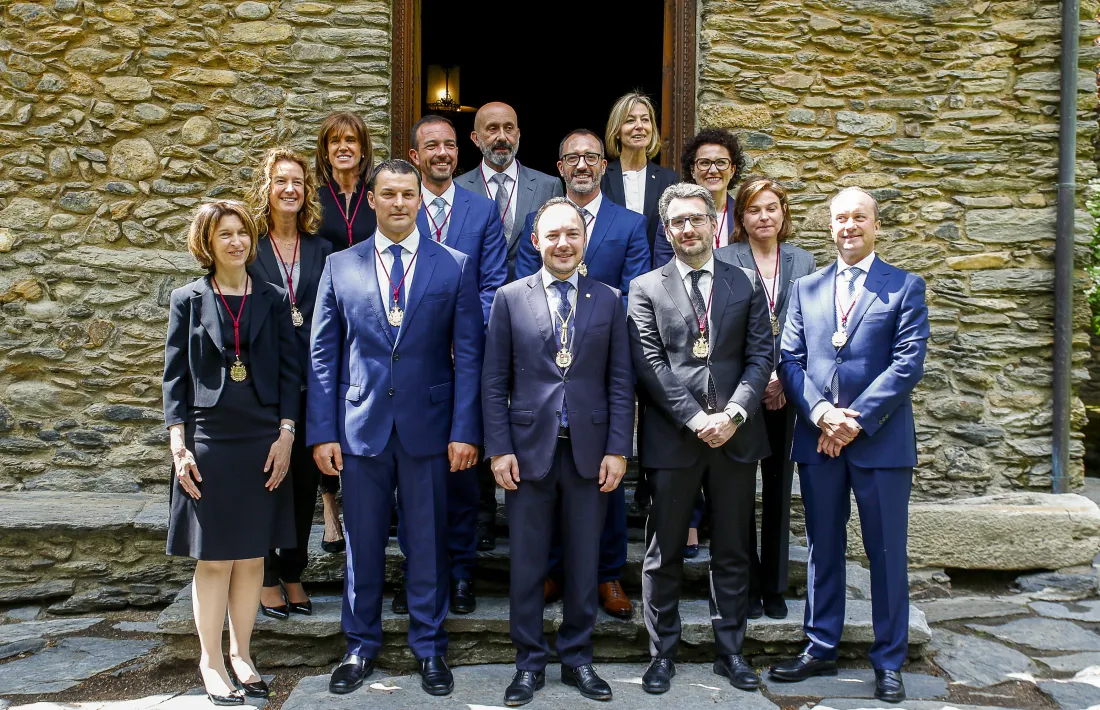 Els onze ministres que van jurar o prometre ahir el càrrec amb el cap de Govern, Xavier Espot.