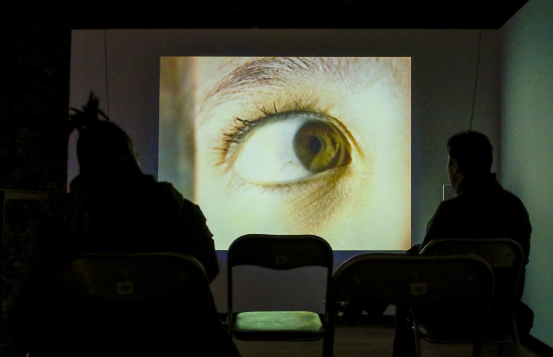 Sis dels videoarts creats per Pep Aguareles, amb Helena Guàrdia i amb el col·lectiu Paradise Consumer, es projecten a la Riberaygua: aquest correspon a 'El cirt', contra la violència de gènere.