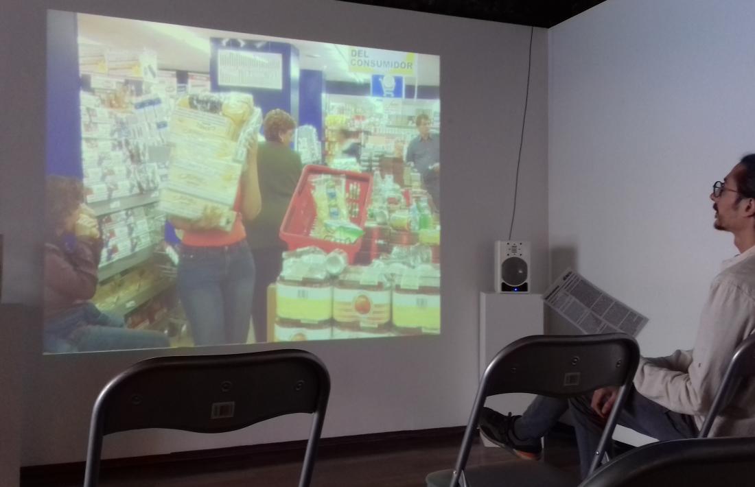 Sis dels videoarts creats per Pep Aguareles, amb Helena Guàrdia i amb el col·lectiu Paradise Consumer, es projecten a la Riberaygua: un fotograma de 'Benvinguts al paradís'.