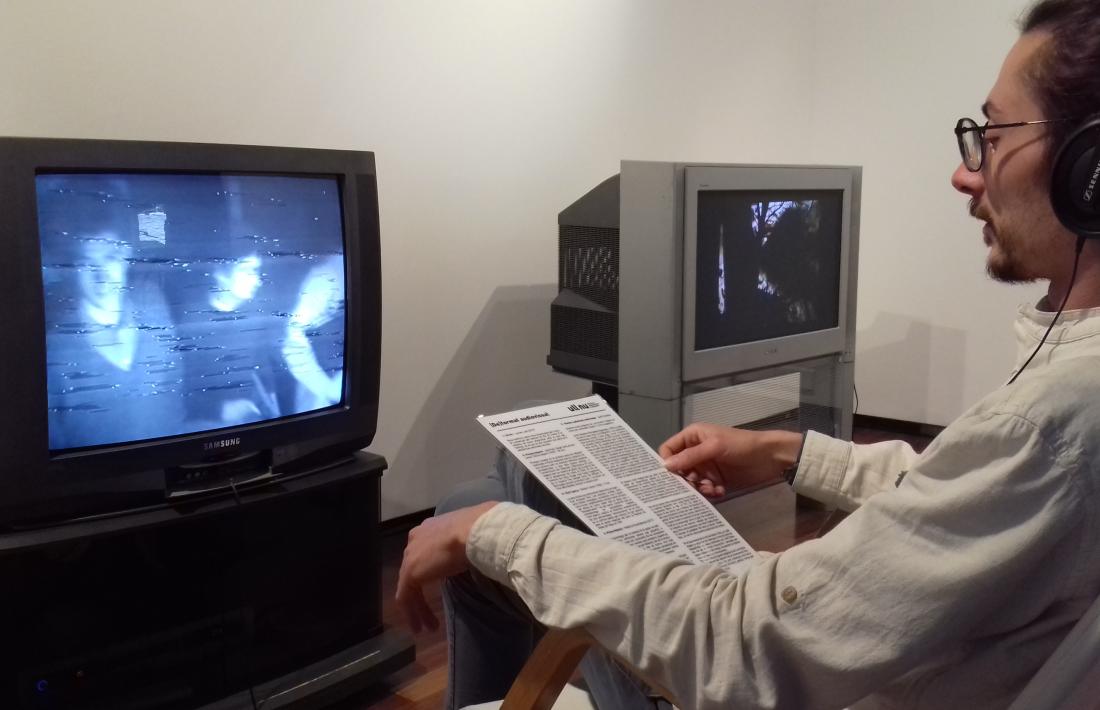 Casahuga contempla 'Primera mort', creat el 1968 per Jordi Galí, Àngel Jové, Antonio Llena i Sílvia Gubern i considerat el primer videoart espanyol, en una còpia conservada al Macba de Barcelona.