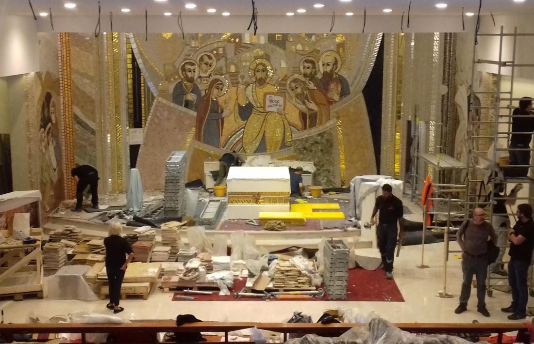 Aquest és l’aspecte que presentava la nau del temple a primera hora de la tarda, després de retirar les bastides del baptisteri, amb el Crist majestat al centre de l’escena.