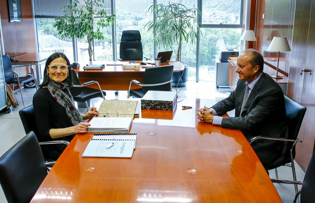 Un moment del traspàs de carteres entre Ester Molné i el nou ministre de Justícia i Interior, Josep Maria Rossell.