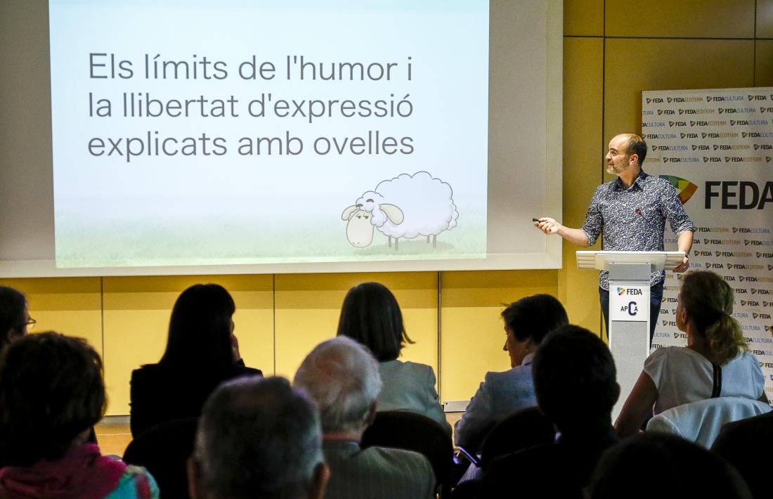 L’il·lustrador i dibuixant de còmics Jordi Planellas en un moment de la xerrada.