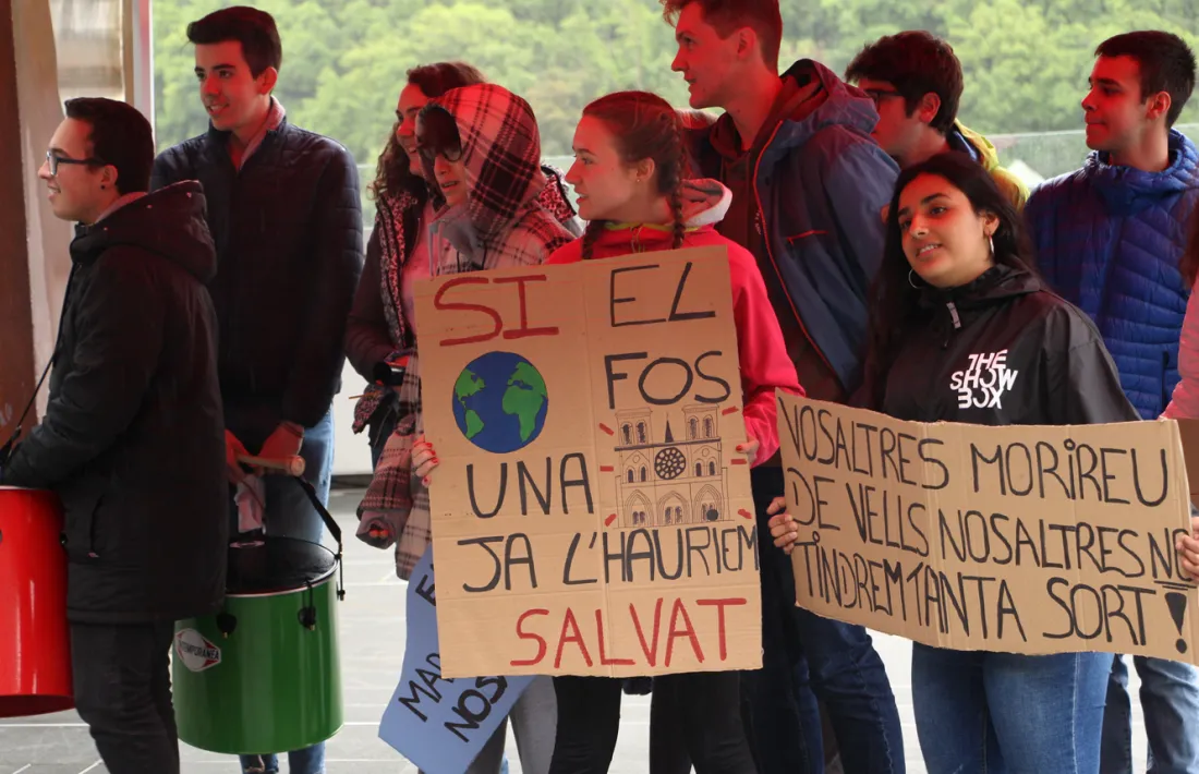 Els joves del moviments Fridays for Future es reivindiquen davant del Consell General.