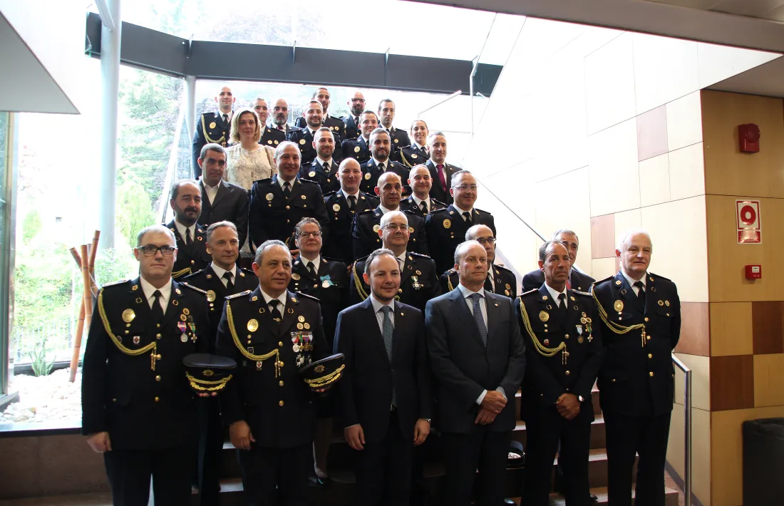 Foto de grup d'autoritats policials i de l'executiu, amb el cap de Govern, Xavier Espot al centre, amb els homenatjats durant la festivitat de la patrona del Cos de Policia.