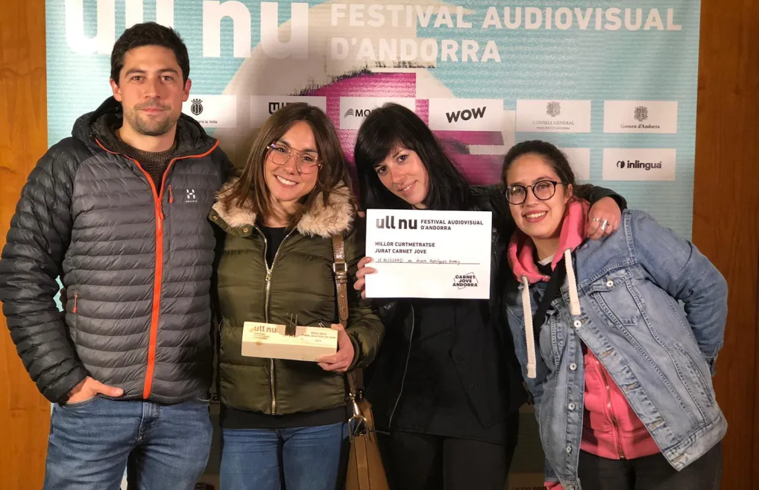 Rodríguez Areny, amb Paula Peña, Laura Martos i Andrea Milà, amb el premi.