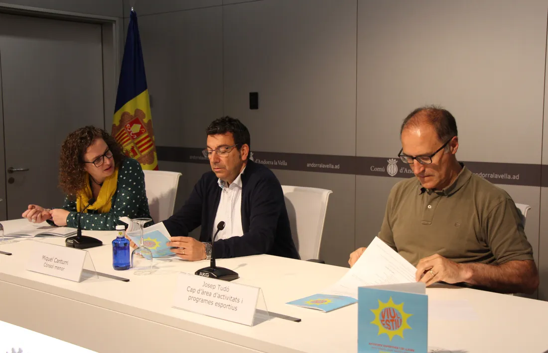 Montse Altimir, cap d'àrea de Socials; Miquel Canturri, cònsol menor d'Andorra la Vella, i Josep Tudó, cap d'àrea d'Activitats i Programes Esportius, en la roda de premsa d'aquest dilluns.
