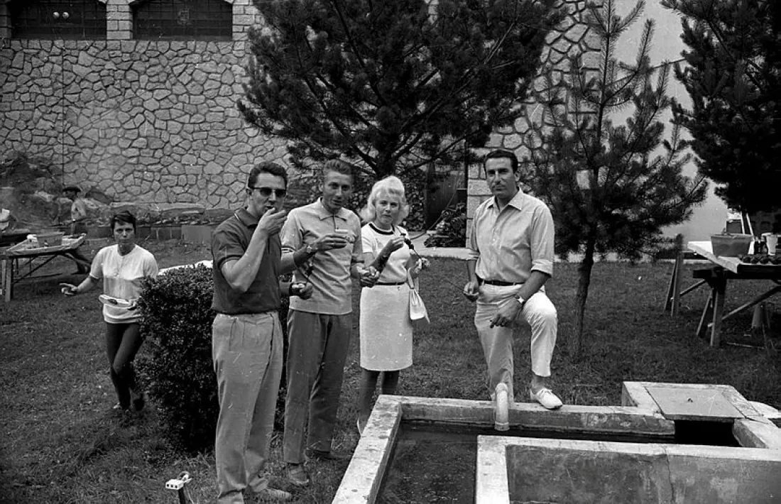 Anquetil, al ‘méchoui’ que Radio Andorra va oferir a la caravana del Tour del 1964.