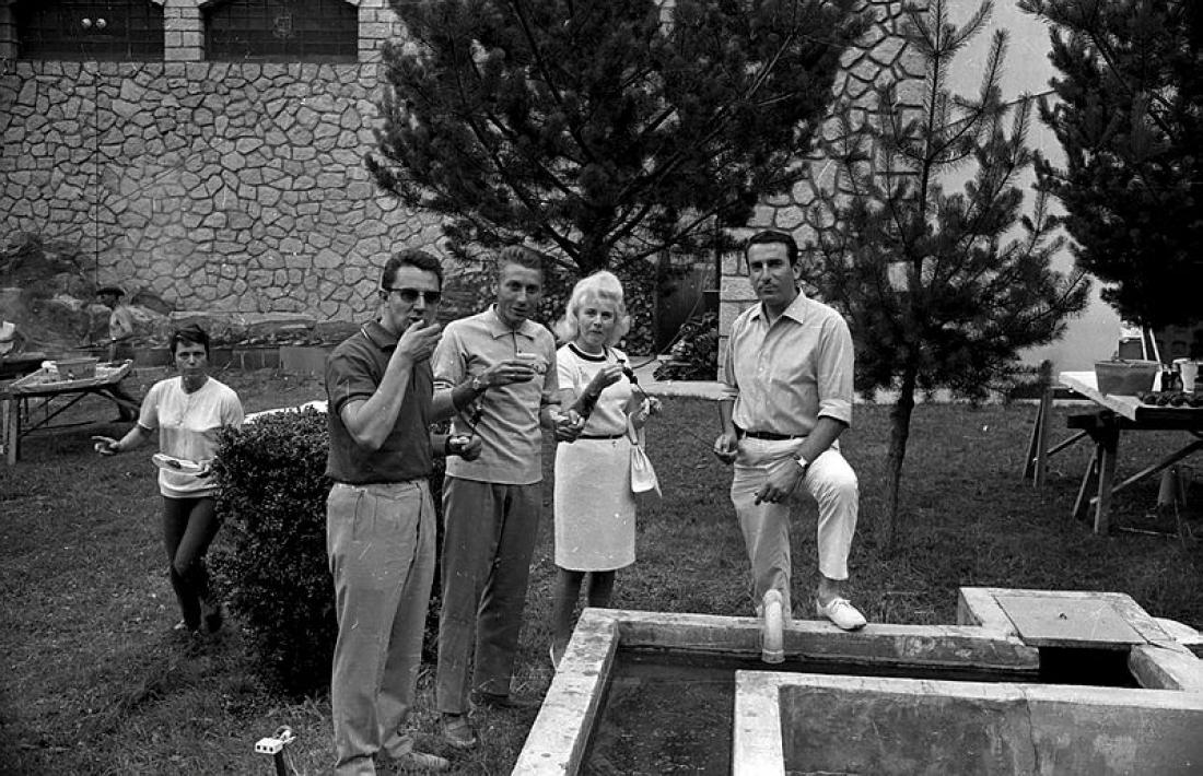 Anquetil, al ‘méchoui’ que Radio Andorra va oferir a la caravana del Tour del 1964.