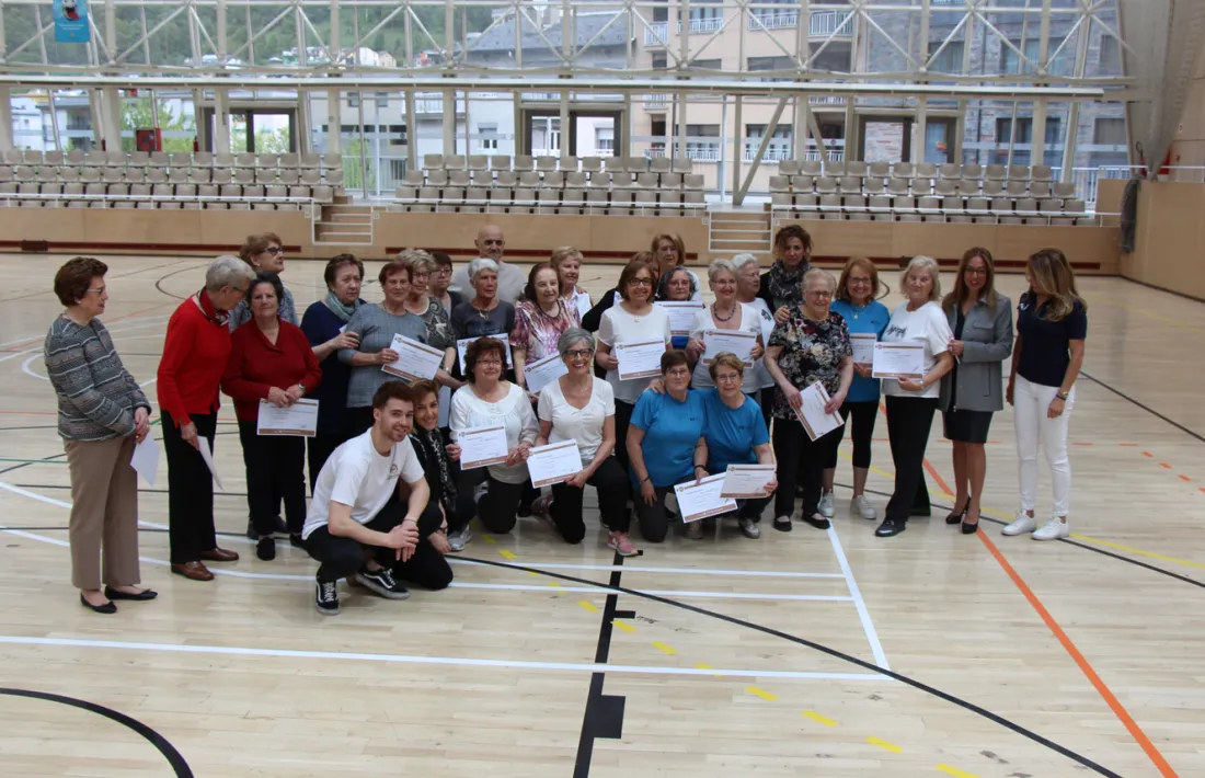 La gent gran d'Escaldes-Engordany rep els diplomes després d'haver finalitzat els tallers esportius.