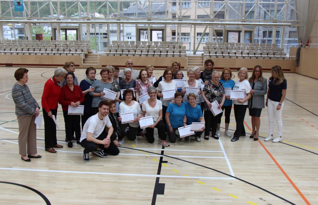 La gent gran d'Escaldes-Engordany rep els diplomes després d'haver finalitzat els tallers esportius.