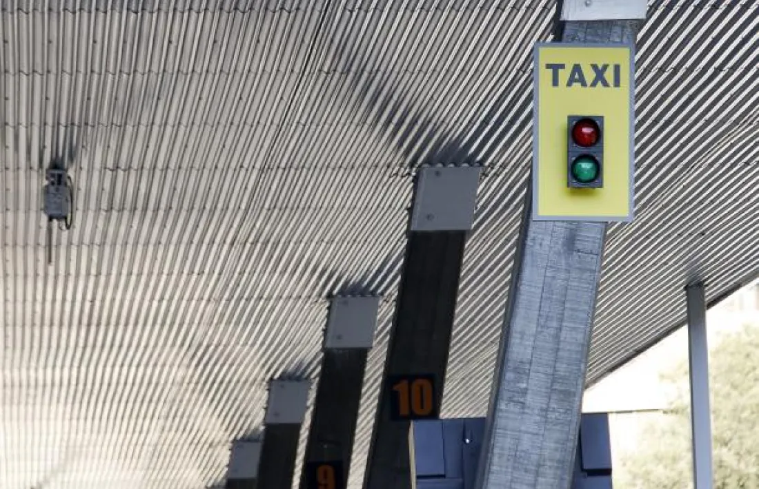 El semàfor instal·lat a l’entrada de l’estació d’autobusos.