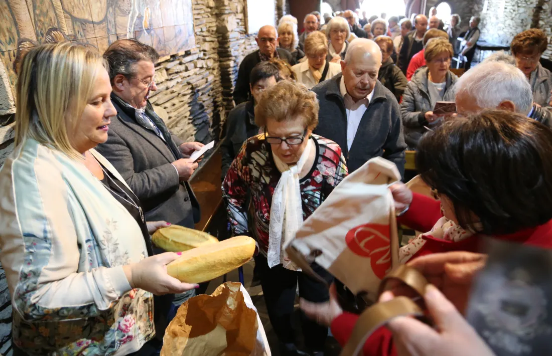 El moment del repartiment de pans.