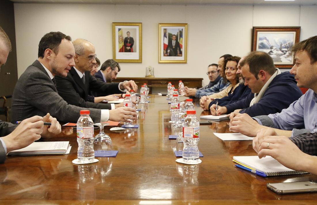 Els representants sindicals, entre els quals la nova secretària d’Estat de Funció Pública, en una reunió per parlar de la llei.