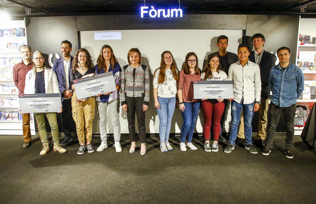 Foto de família de la 7a edició del concurs RECcrea, que s'ha decidit aquesta tarda.