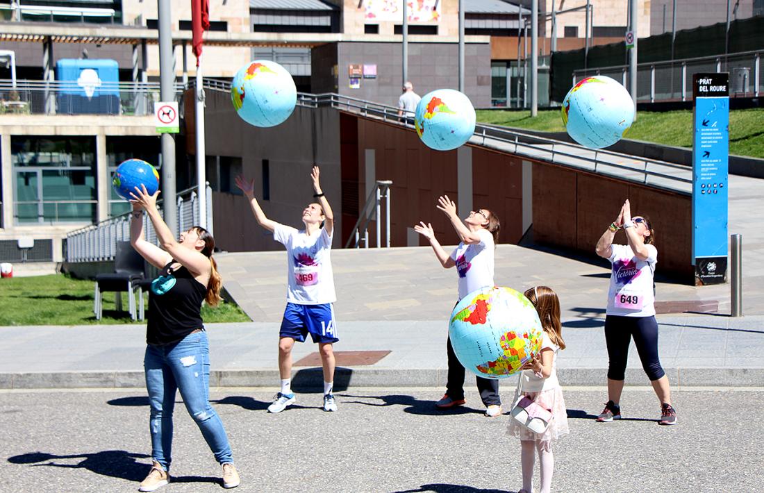 El ball amb boles del món, una de les activitats de la Festa del Medi Ambient.