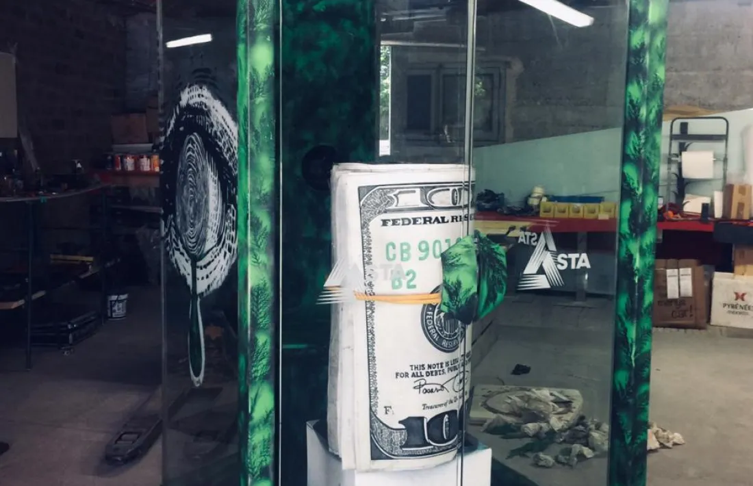 Cabina de telèfon amb bitllet de 100 dòlars tunejada per Roger Lorente.