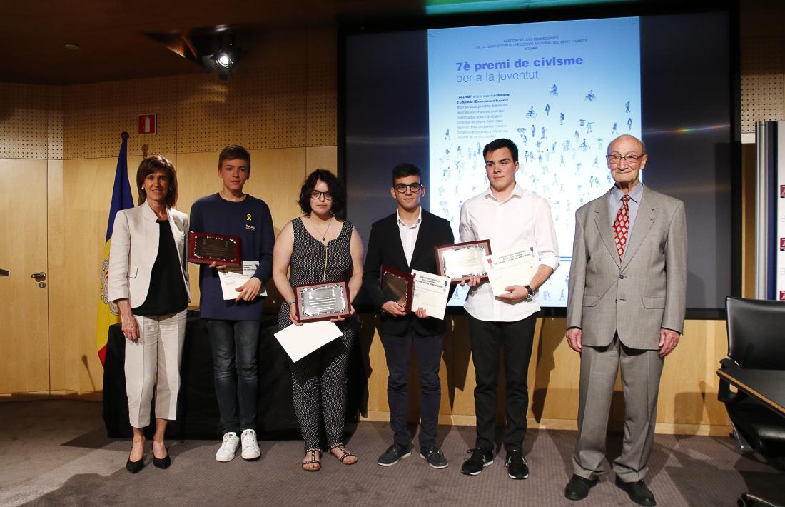 Els guanyadors del Premi de civisme per a la joventut, amb la ministra d'Educació i Ensenyament Superior, Ester Vilarrubla, i el president de l'Associació de Condecorats de la Legió d'Honor i de l'Ordre Nacional del Mèrit francès, Josep Marsal.