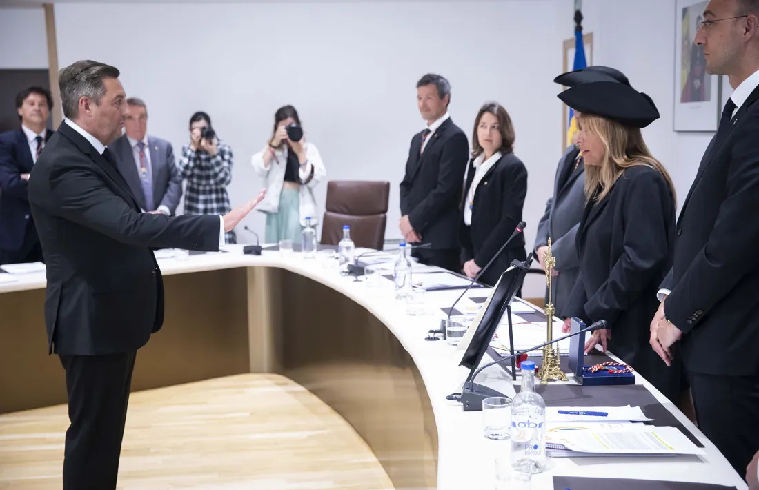 El nou conseller Carles Areny durant el jurament del càrrec de conseller.