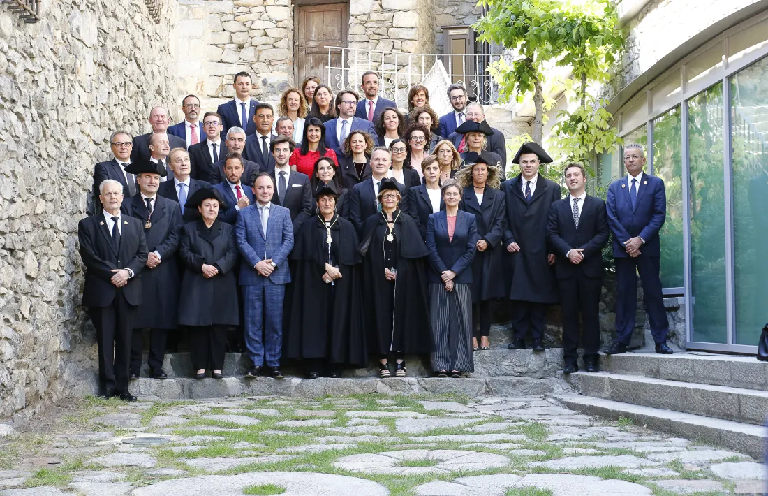 La tradicional fotografia a les escales de Casa de la Vall amb el Govern i els nous consellers generals.