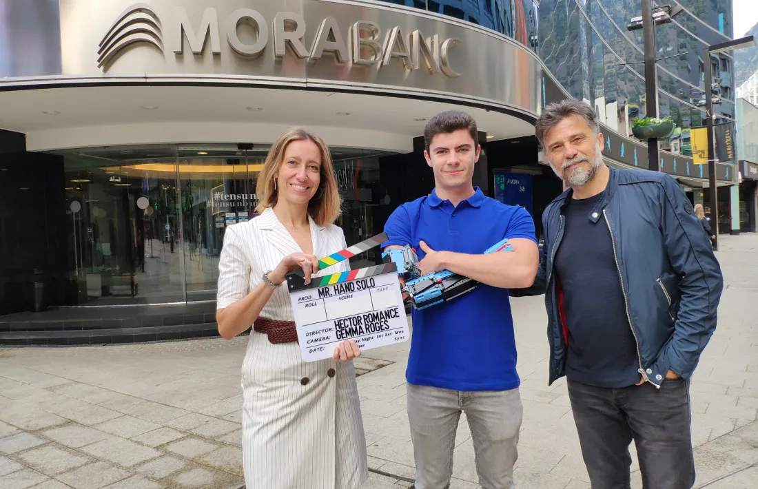 Aguilar, entre la directora de màrqueting de MoraBanc, Mireia Maestre, i el productor del documental, Josep Pozo.