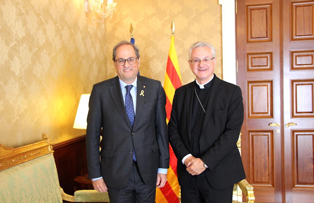 El president de la Generalitat, Quim Torra, i el copríncep episcopal, Joan-Enric Vives, al Palau Episcopal, on s'han reunit aquest divendres.