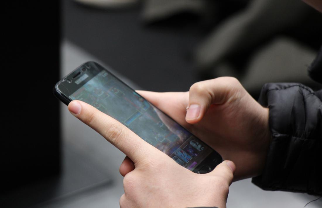 Un jove connectat al telèfon mòbil.
