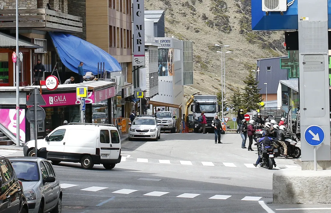 Visitants al carrer de les Abelletes del Pas de la Casa.