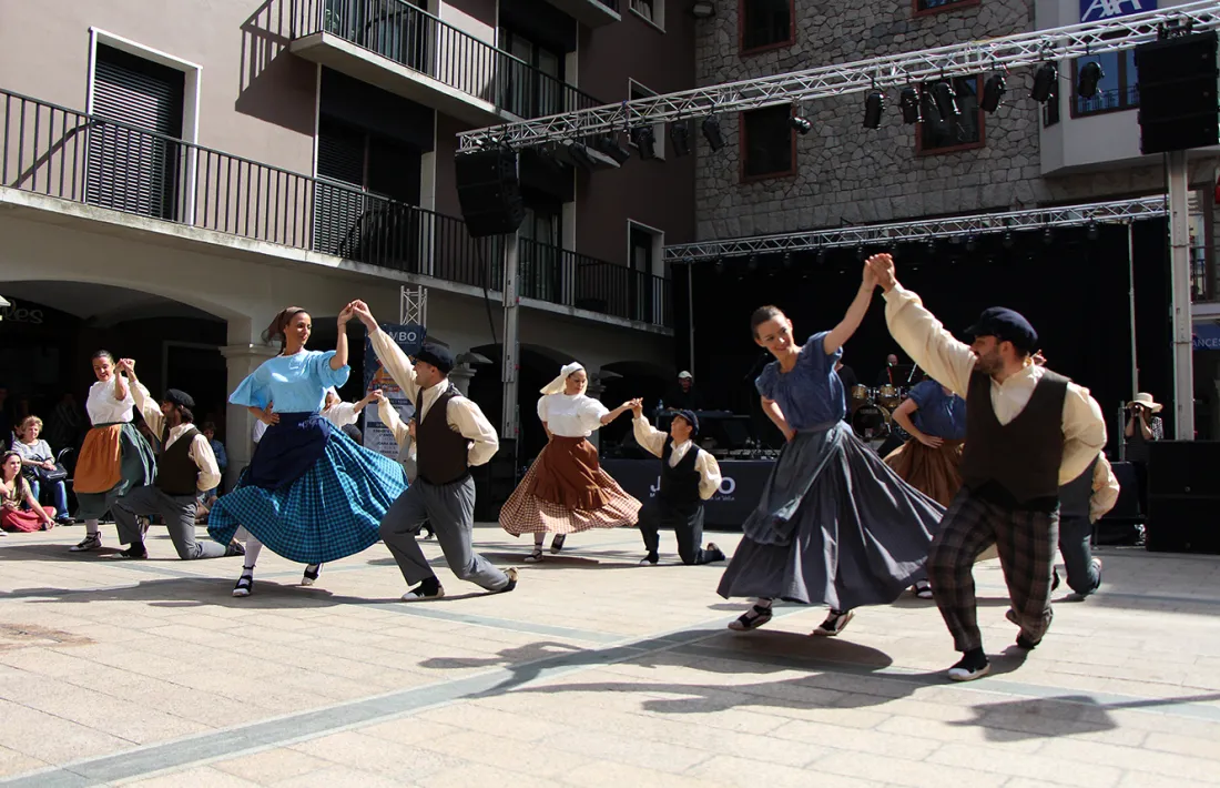 Les actuacions dels esbarts dansaires del país en el marc del Jambo Street Music 2018.