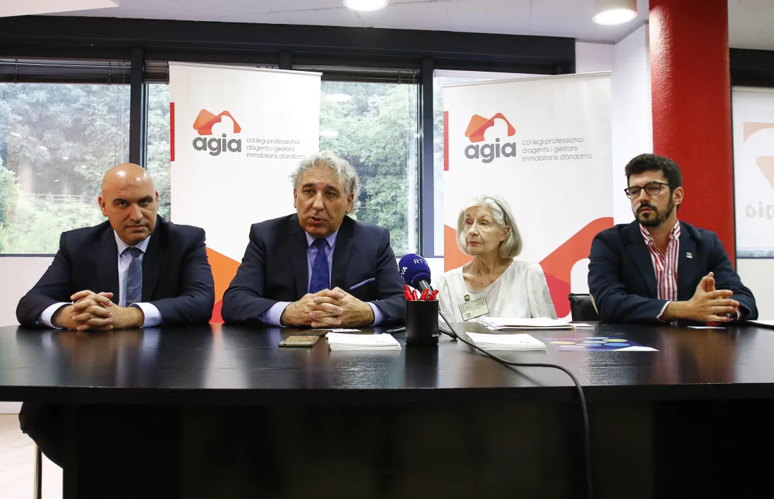 Jordi Ribó, vicepresident de Fiabci, Jordi Galobardas, president de l’AGIA, i Alex Escudero i Hanne Sagalowsky Realtor, de NAR, ahir.