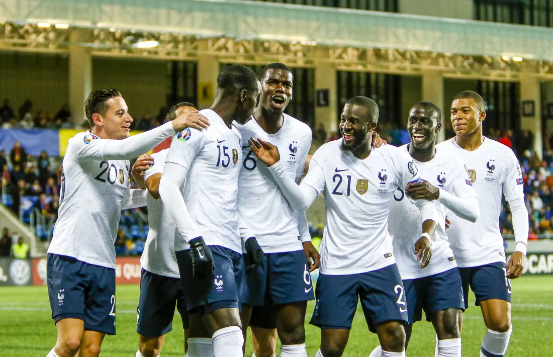 Els jugadors de França feliciten Zouma, que va tancar el marcador anotant el 4-0 al minut 15 de la segona part.