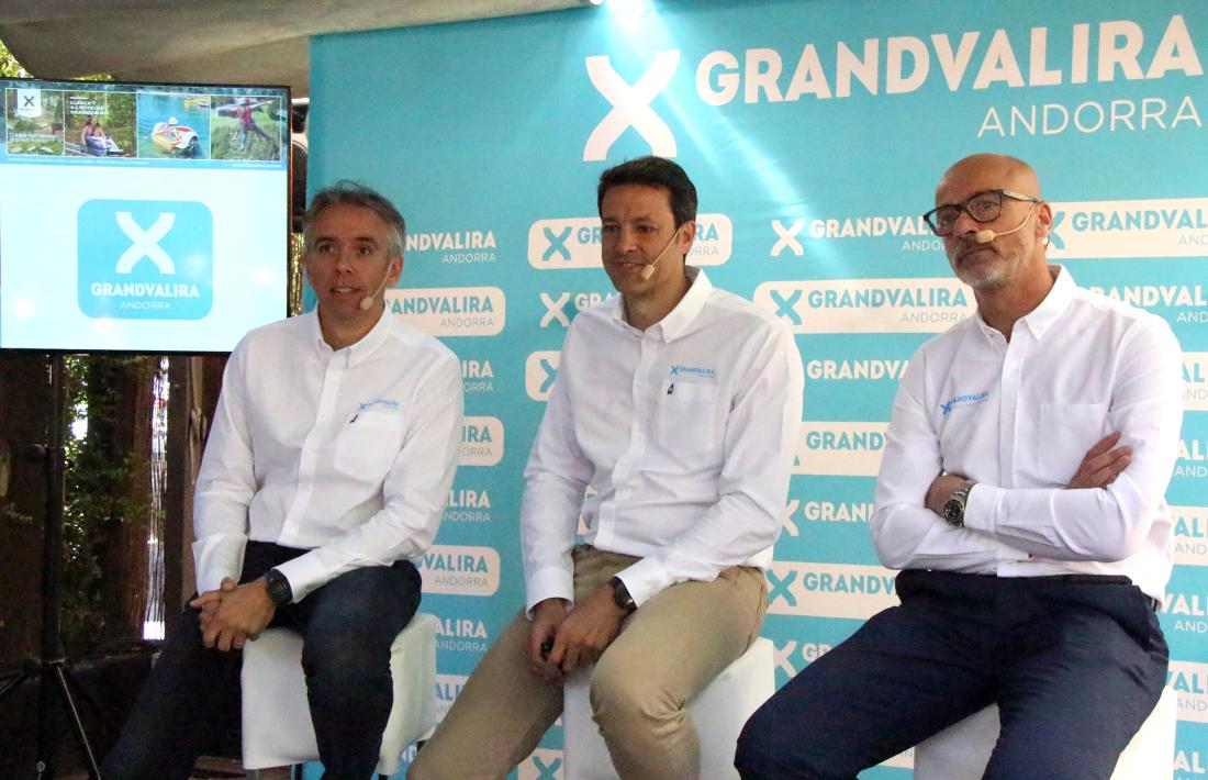 El director general de Grandvalira-Ensisa, David Hidalgo; el director general de Grandvalira-Nevasa, Alfonso Torreño, i el director de desenvolupament de negoci de Grandvalira-Saetde, Xavier Salinas, presenten la temporada d'estiu del domini.