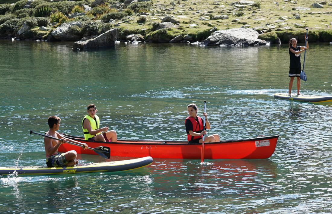 Joves fent 'paddle surf' l'any passat a Tristaina.