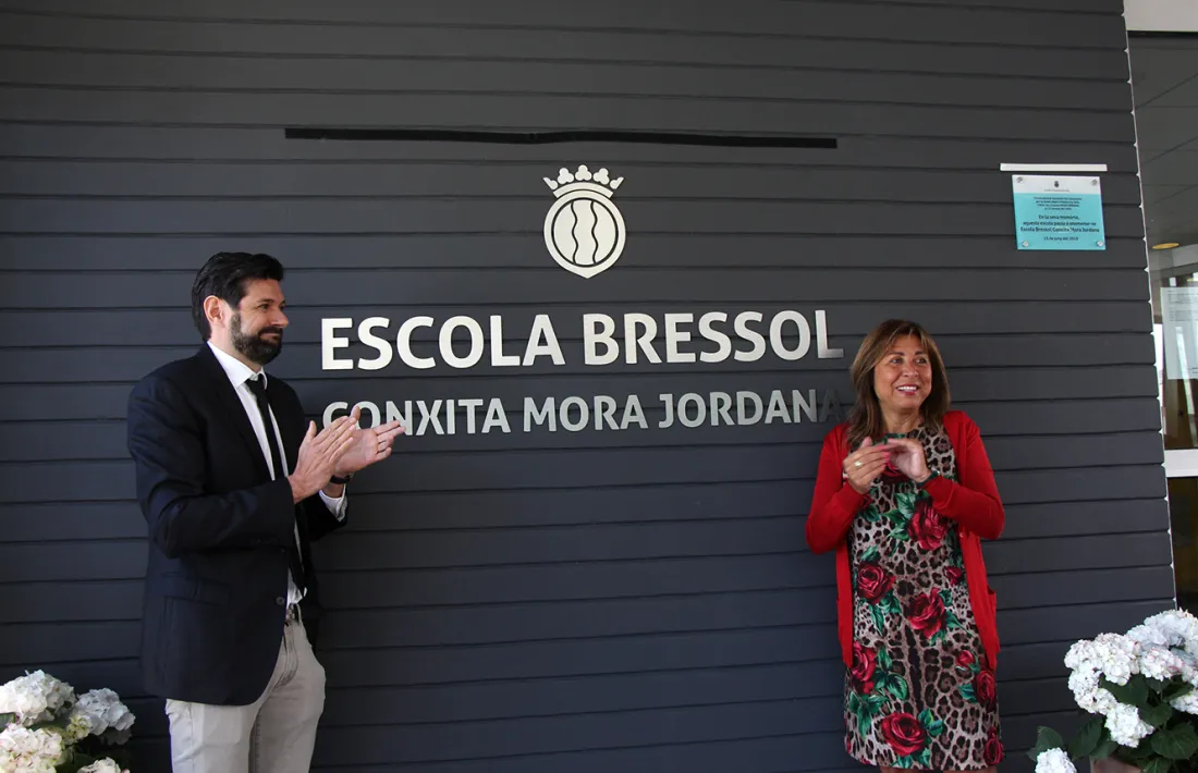 La cònsol major, Conxita Marsol, i el fill de Mora, Ivan Mora, un cop destapat el nou nom de l'escola bressol.