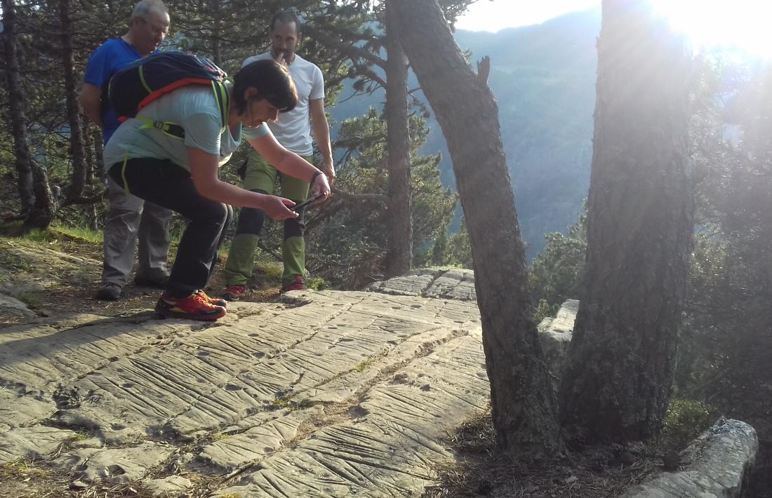Participants en l’expedició al roc de les Bruixes que va tenir lloc el 21 de juny del 2018: el solstici d’estiu ofereix unes condicions òptimes per observar el jaciment.