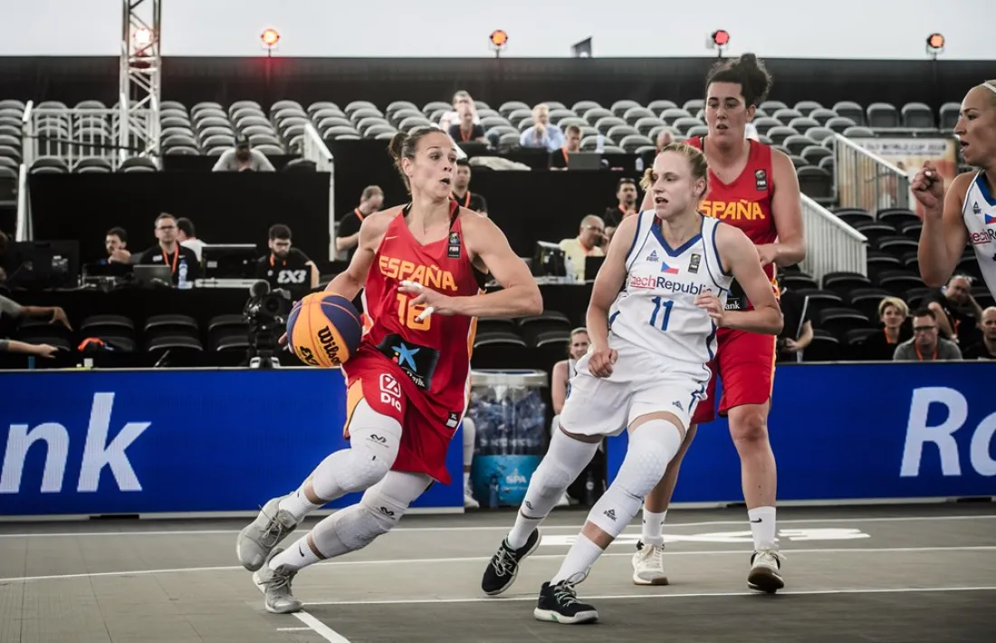 Núria Martínez intenta superar a Kristiyna Minarovicova en el matx Espanya-Txèquia.