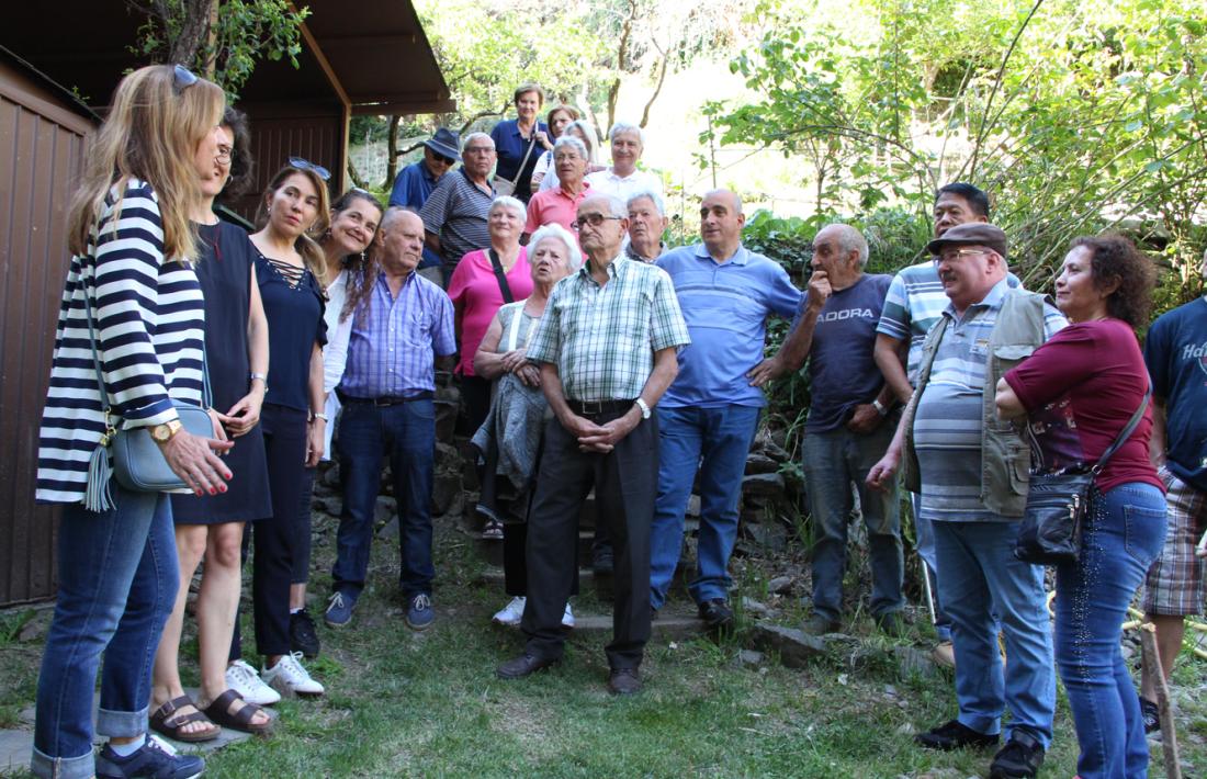 La consellera de Gent Gran del comú, Sandra Tomàs, parla amb els usuaris dels horts del Sucarana