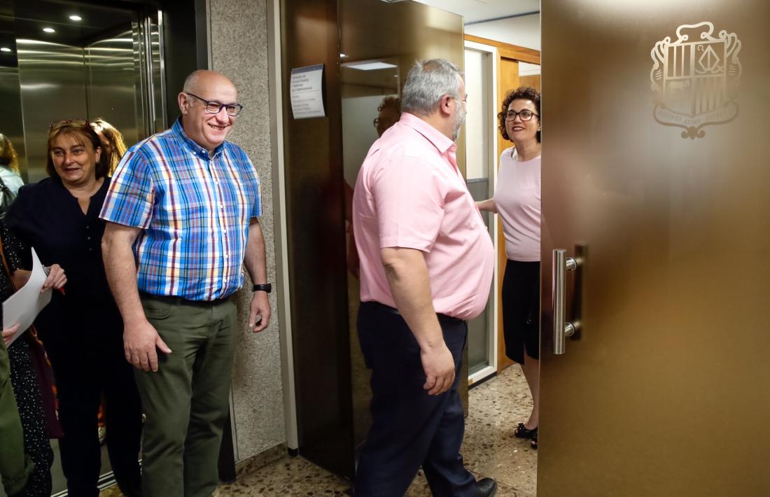 La trobada de la ministra Judith Pallarés amb els representants del Sipaag, ahir. 
