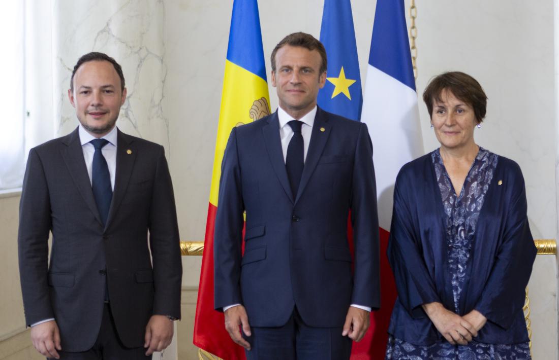 Espot, Macron i Suñé durant la visita al Palau de l’Elisi, ahir.