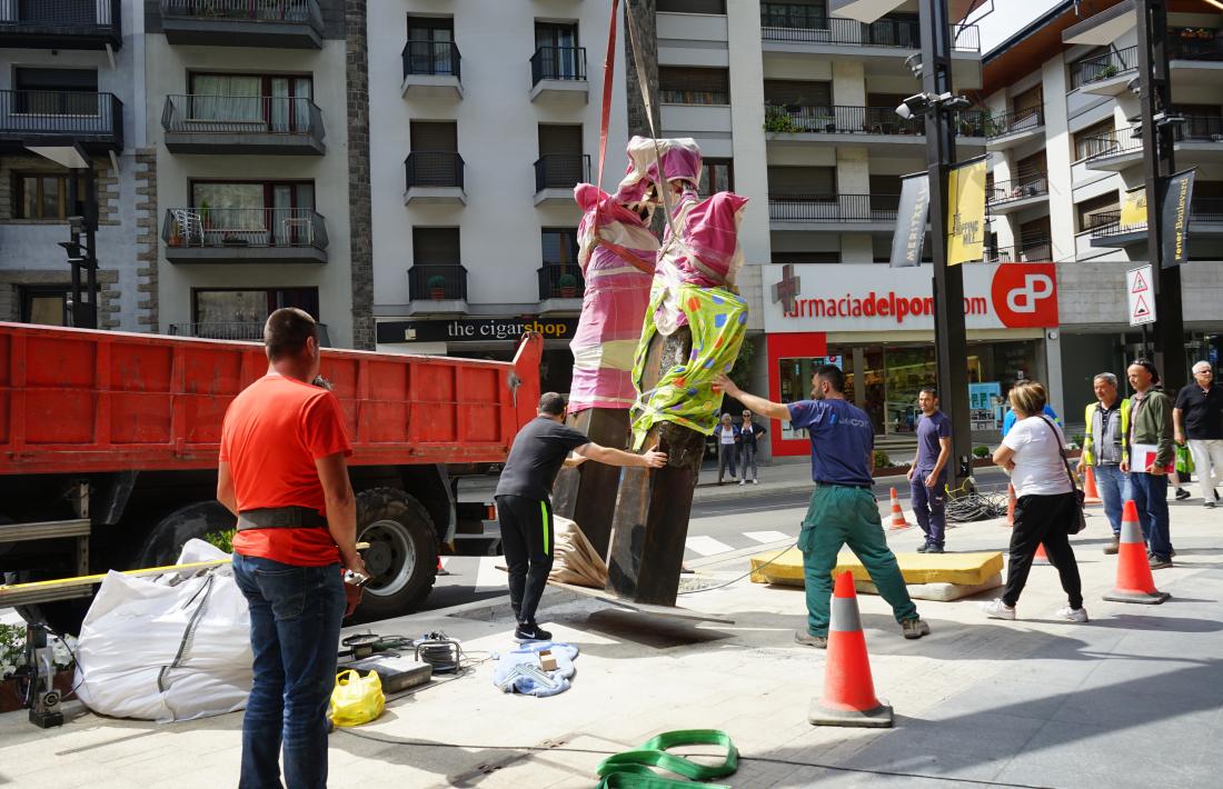 La peça, que fa 3,80 metres d’alçada i pesa 960 quilos, es va instal·lar ahir i s’inaugurarà demà.