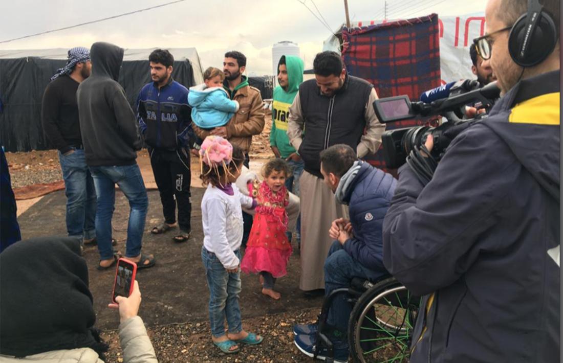Moment de la visita on es veu Albert Llovera al camp de refugiats sirià.