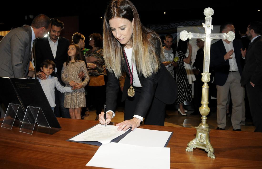 La nova ministra de Cultura i Esports, Sílvia, en el moment de firmar com a titular de la cartera, ahir a la tarda a l'Espai Columba.