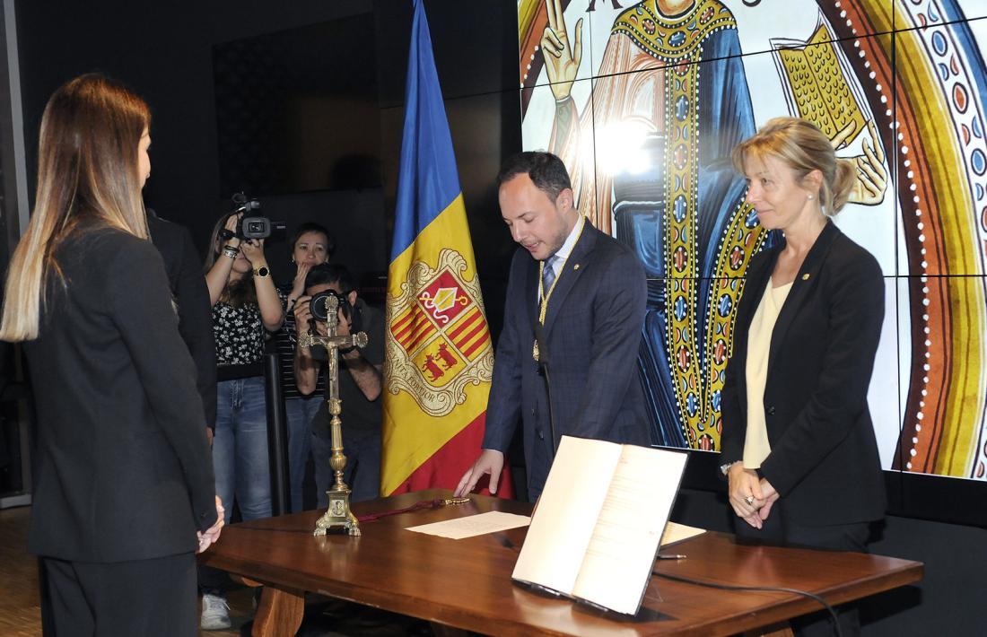 Riva, d’esquena, en el moment de jurar el càrrec davant del cap de Govern, Xavier Espot, i de la secretària general, Ester Fenoll.