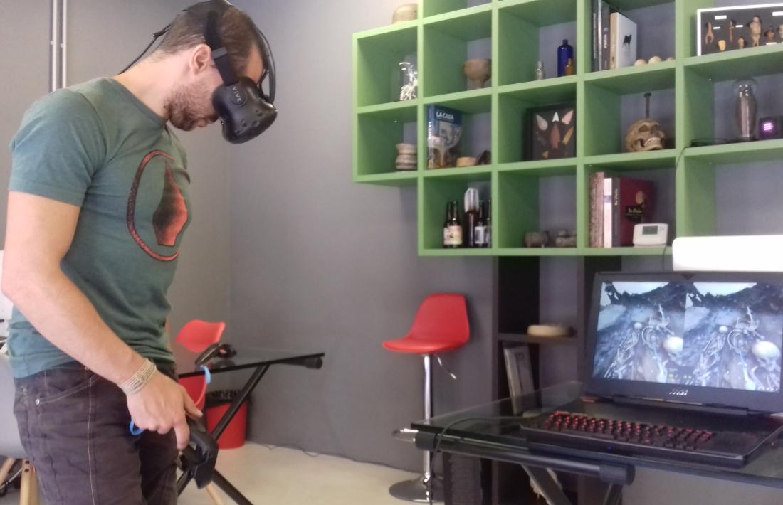 Gerard Remolins, amb les ulleres de realitat virtual, manipula el comandament amb què ‘passeja’ pel jaciment de Soldeu.