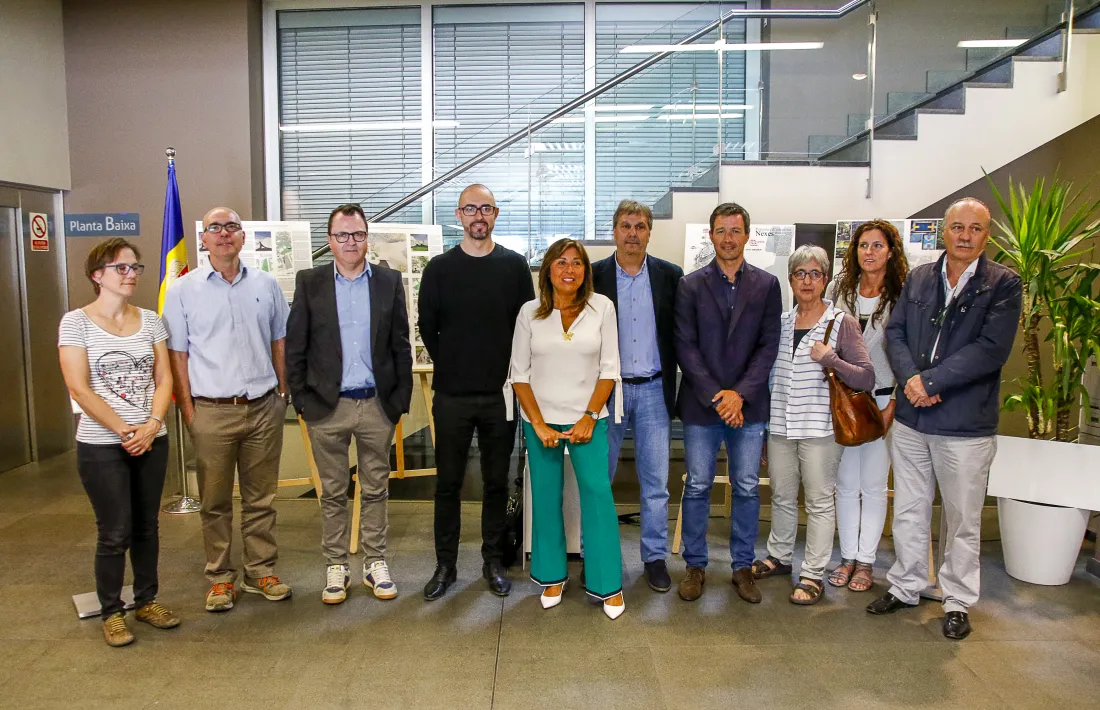 Conxita Marsol va presentar ahir les dues propostes guanyadores acompanyada dels premiats, els consellers, i membres del jurat.