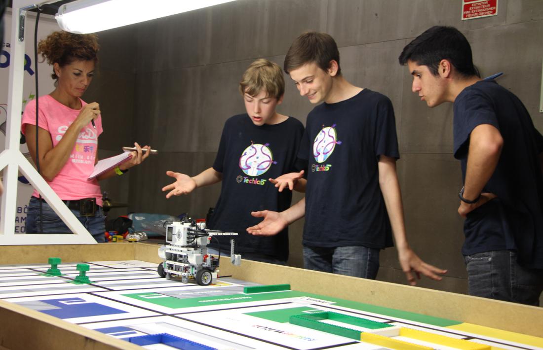 Un dels equips participants en la fase final de la World Robot Olympiad.